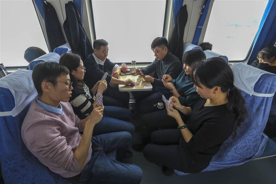 Tren Karamay-Tacheng transporta unos 14.000 pasajeros desde el comienzo de la temporada alta de viajes