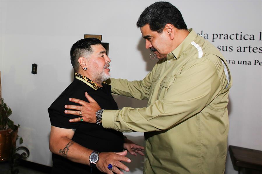 Fútbol: Maradona llega a Venezuela y se reúne con Nicolás Maduro