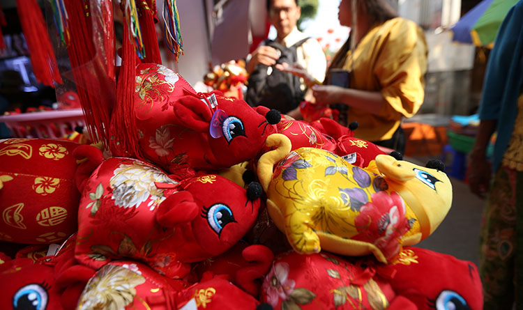 Myanmar: Artículos de decoración para Año Nuevo Lunar chino en Barrio Chino de Yangón