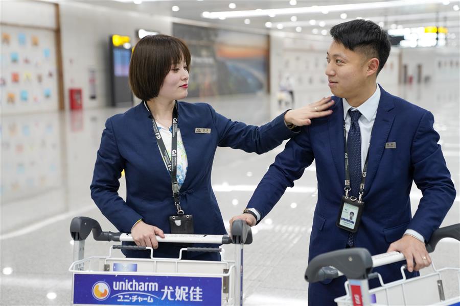 Vida cotidiana de una pareja quien trabaja en aeropuerto durante temporada alta de viajes del Festival de Primavera
