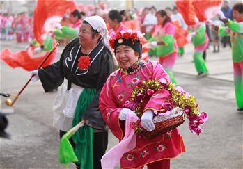 Actuaciones tradicionales se presentan en China para recibir al Año Nuevo chino