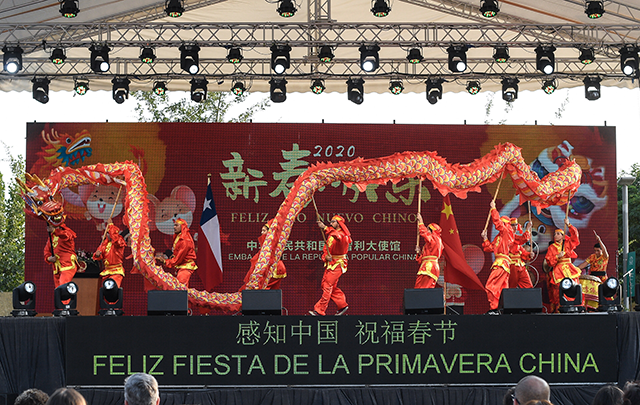 Chile celebra el Año Nuevo Lunar chino con tradiciones y miles de linternas