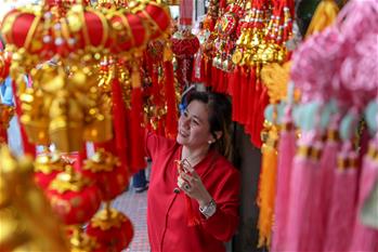 Filipinas: Amuletos de la suerte y adornos chinos en su tienda en el Barrio Chino de Manila