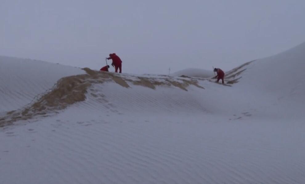 Primera nevada en el desierto chino de Taklimakan