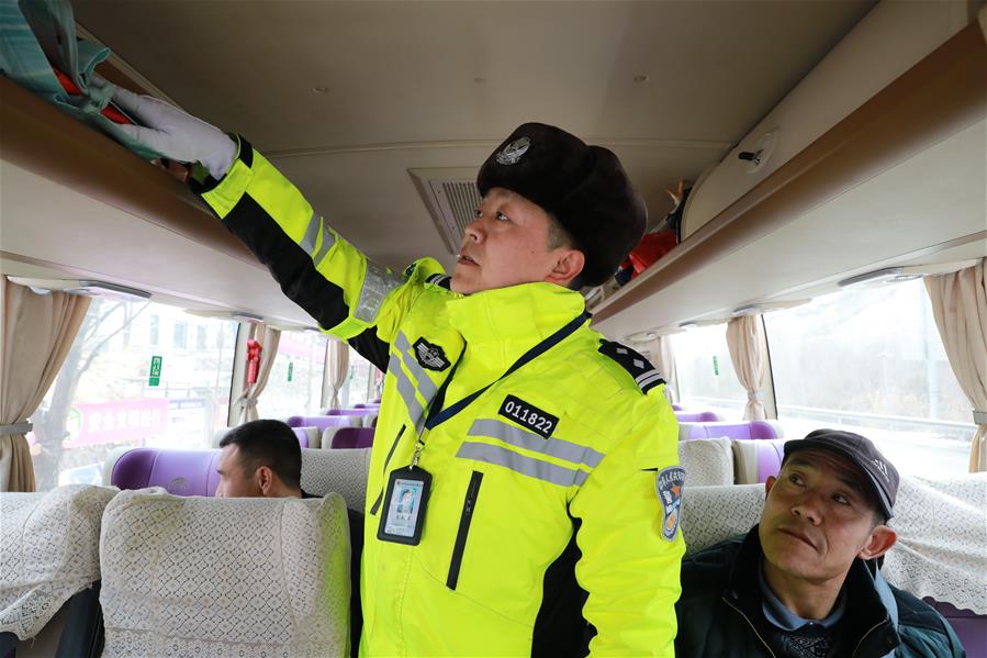 Policía de tránsito cumple con su deber en sus puestos para garantizar la seguridad del transporte