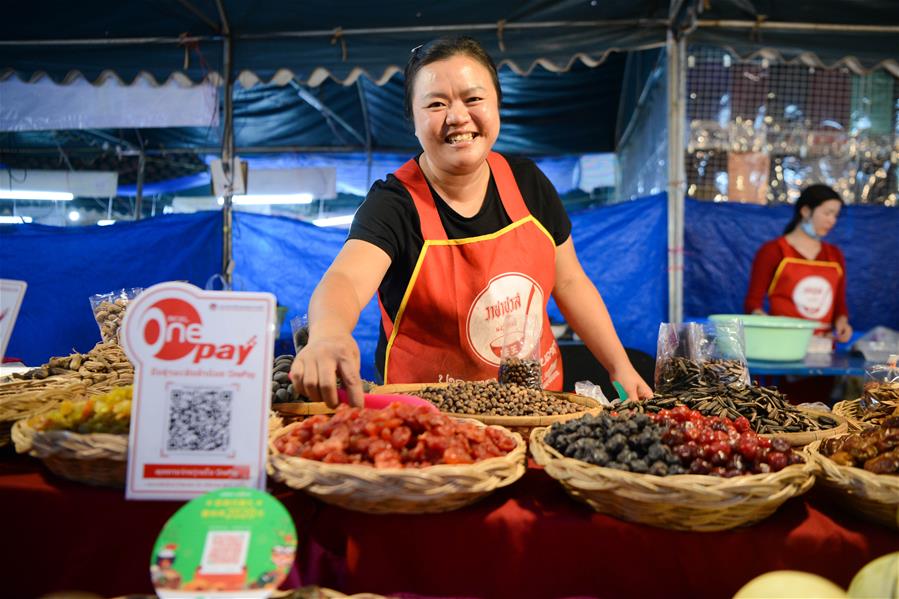 Laos: Servicio de pago con código QR en mercado nocturno en Vientián