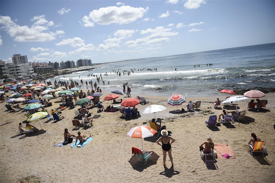 Turistas disfrutan del día en la playa Brava en Uruguay