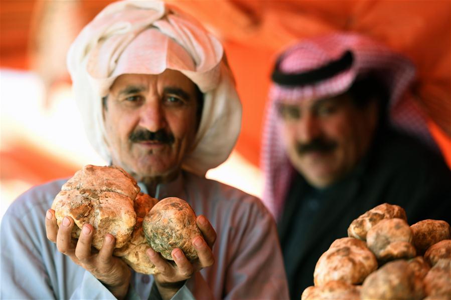 Vendedores muestras trufas frescas en un mercado en Kuwait
