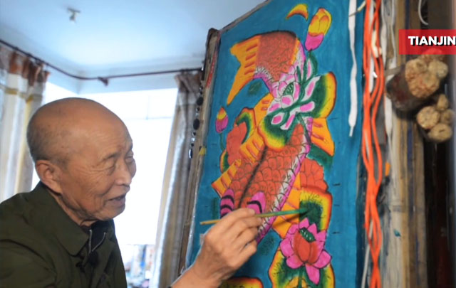 Artista chino continúa realizando tallado en madera tradicional en Tianjin