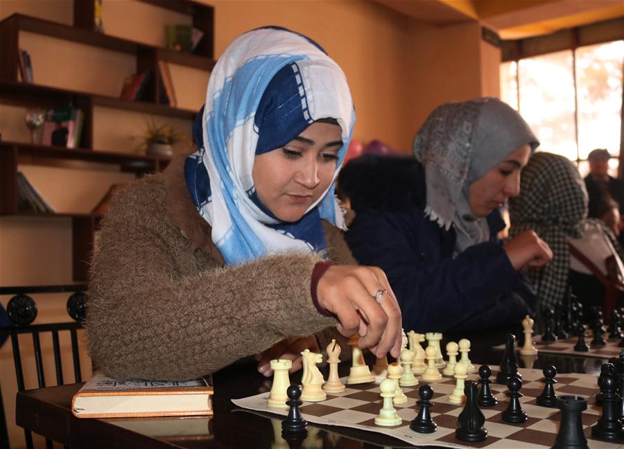 Afganistán: Niñas afganas juegan ajedrez en la ciudad de Shiberghan
