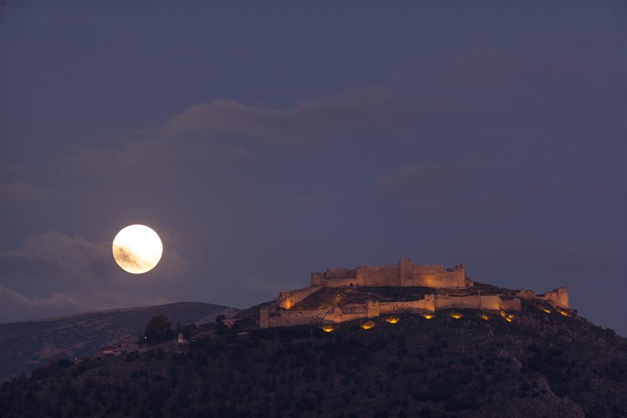 Luna llena sobre el Castillo Larissa en Argos, Grecia