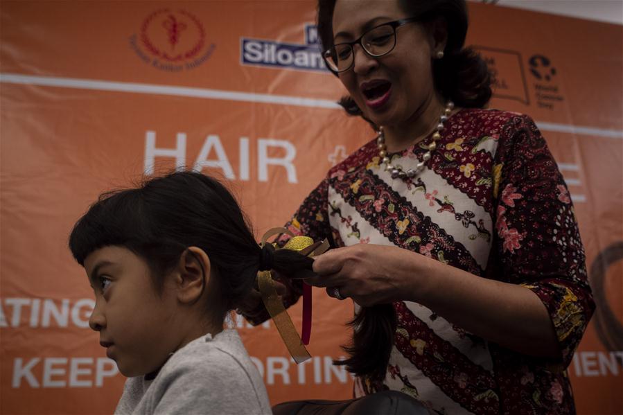 Evento de donación de cabello para hacer pelucas para pacientes con cáncer en Indonesia