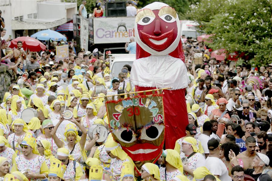 Brasil: Desfile de carnaval callejero del barrio de Santa Teresa en Río de Janeiro