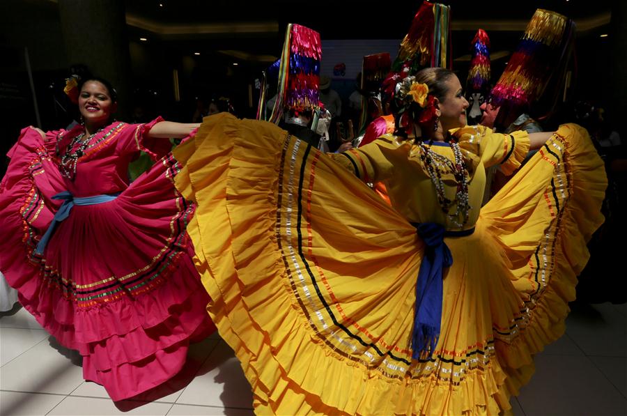 Integrantes del grupo Danzas Folclóricas de Honduras realizan baile tradicional en Tegucigalpa