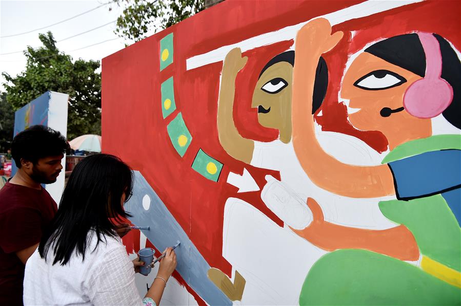 Artistas pintan imágenes de arte graffiti en Dhaka, Bangladesh