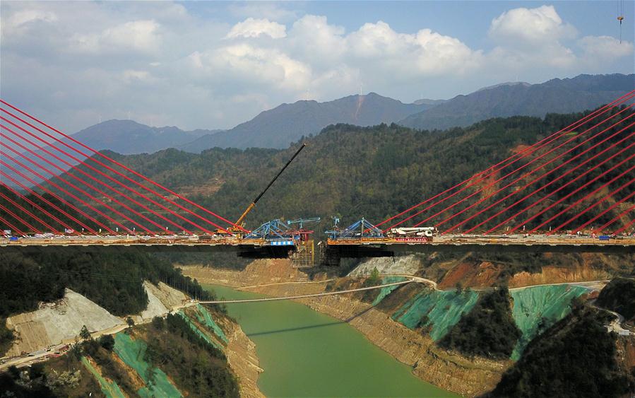 Sitio de construcción del puente extra grande del río Qingshui en Jianhe, Guizhou