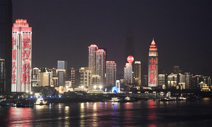 Vista nocturna en Wuhan, provincia de Hubei