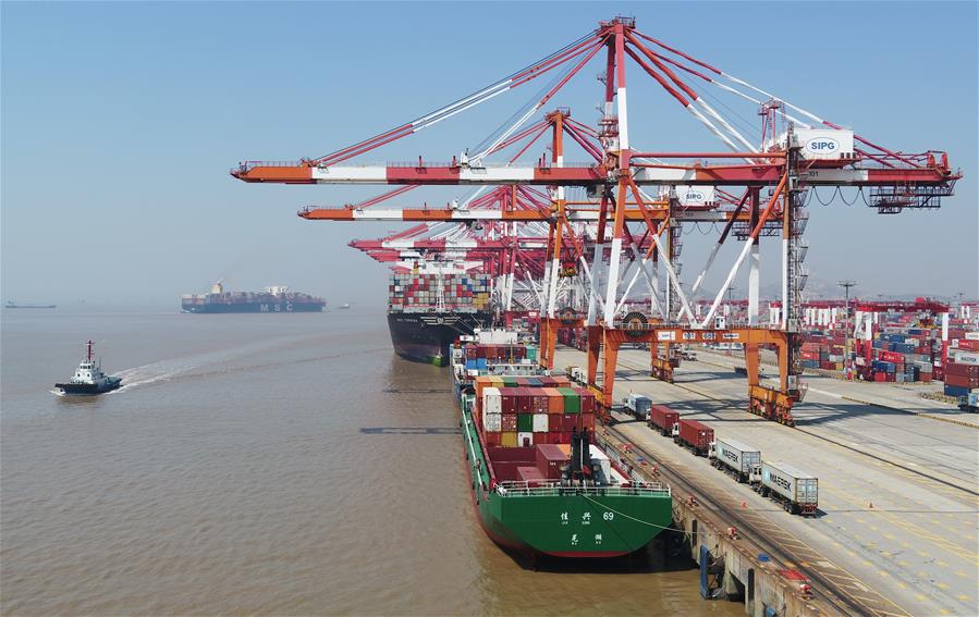 Puerto Yangshan experimenta flujo creciente de buques de carga durante últimas dos semanas
