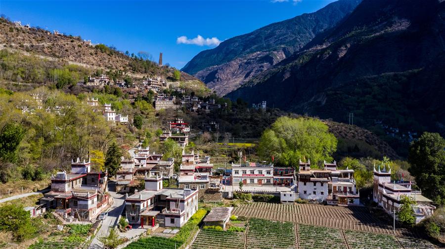 Paisaje de las aldeas tibetanas en Danba, Sichuan