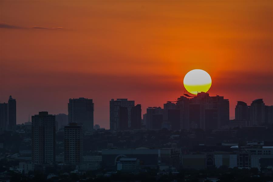 Puesta de sol en la ciudad de Manila, Filipinas