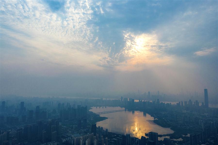 Imágenes aéreas del atardecer en Wuhan