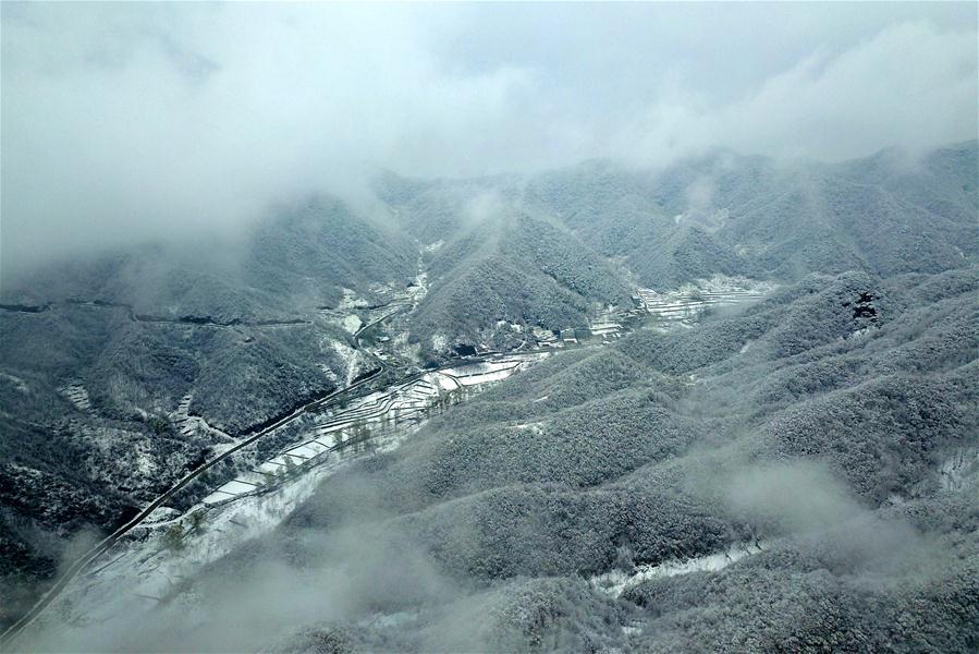 Paisaje nevado de la montaña Taihang en Hebei