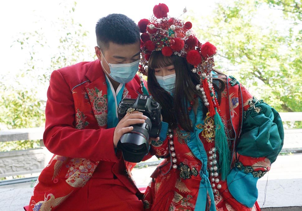 Parejas se toman fotografías de boda en Wuhan