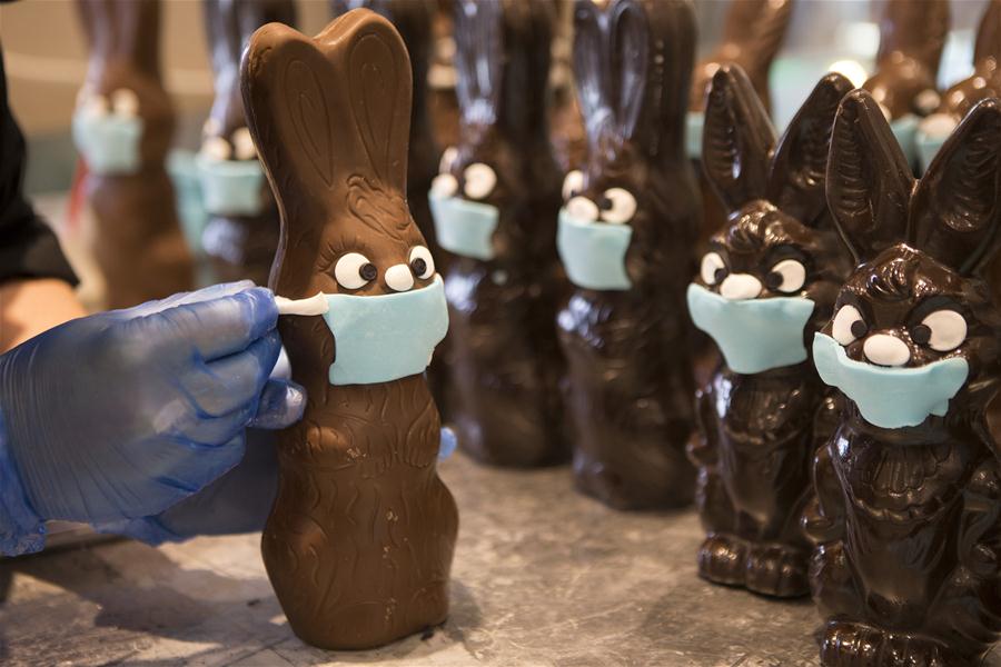 Grecia: Conejos de Pascua de chocolate con "mascarillas"