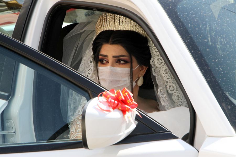 Irak: Pareja porta mascarillas y guantes durante su boda en Kirkuk