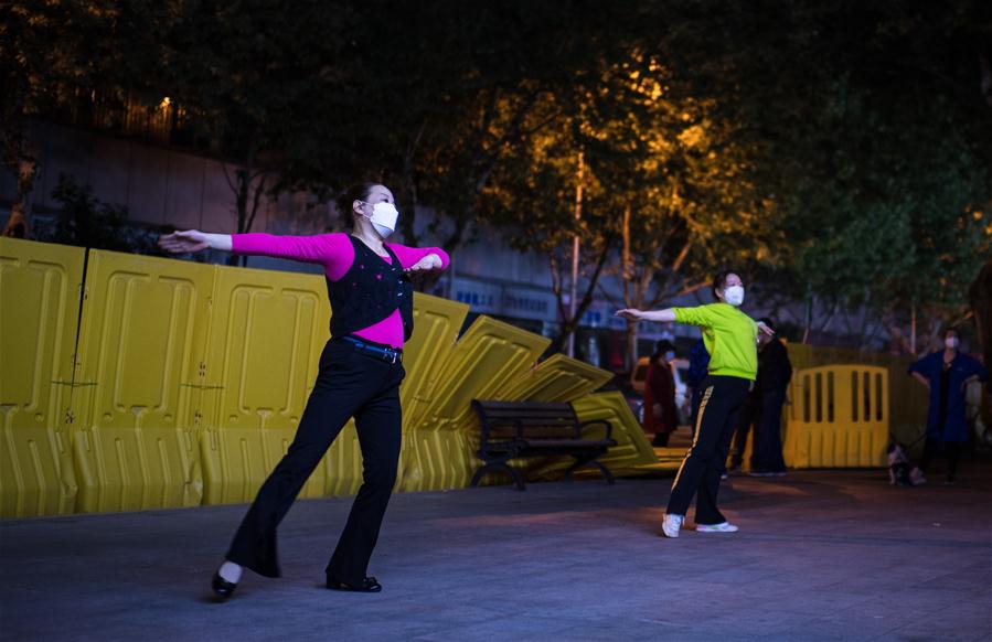Personas hacen ejercicio al aire libre en Wuhan