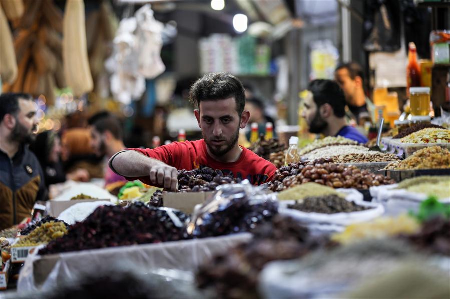 Palestinos hacen compras previo al Ramadán en la ciudad de Gaza