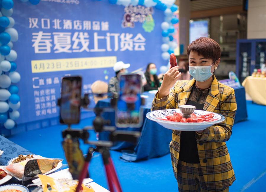Wuhan: Comerciantes del Mercado de Hankou promocionan productos a través de transmisión en vivo