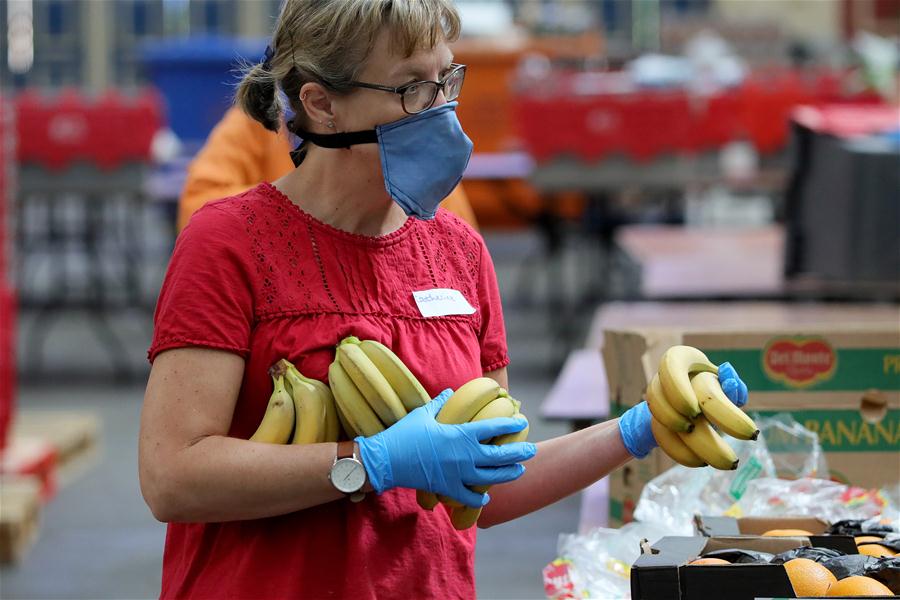 Voluntarios trabajan en un centro de distribución de alimentos para grupos vulnerables en Londres