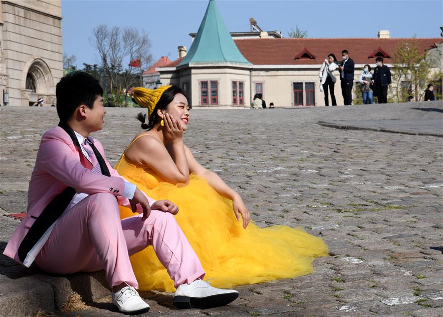 Parejas posan para fotografías de boda en Qingdao