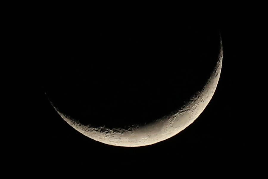 Luna creciente en cielo en Amán, Jordania