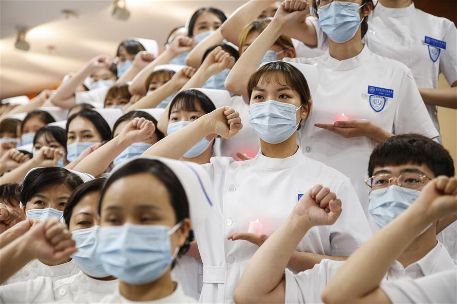 Enfermeras recién reclutadas asisten a ceremonia de iniciación en Beijing