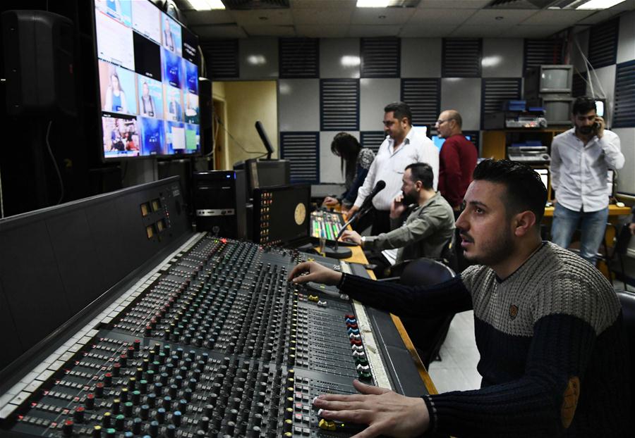 Siria: Estudiantes continúan su educación en televisión en casa