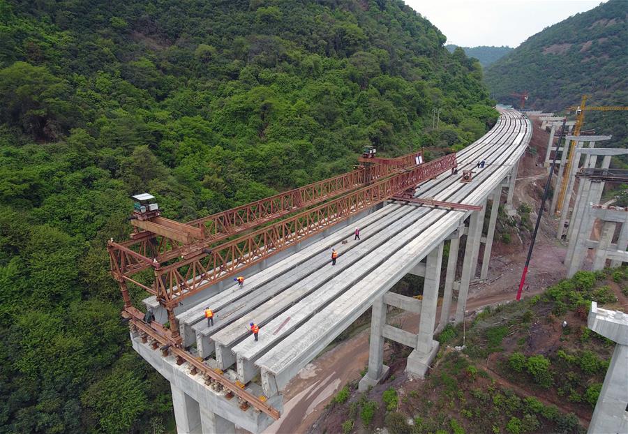 Ha avanzado construcción del gran puente Chahe en Yunnan