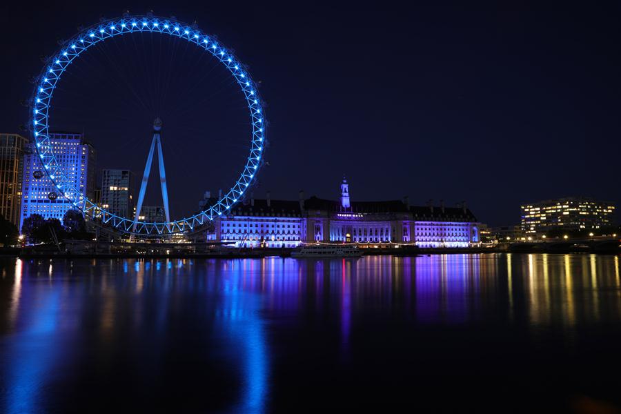 Construcciones iluminadas en azul con motivo del evento "Aplausos para Nuestros Cuidadores" en Londres