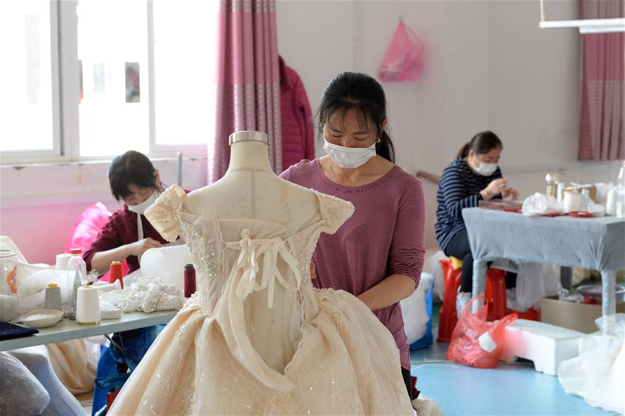 Poblado de Dingji, famosa base de producción de vestidos de novia de China
