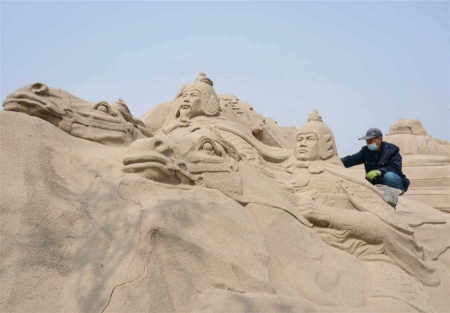 Trabajadores dan mantenimiento a esculturas de arena en Qinhuangdao, Hebei