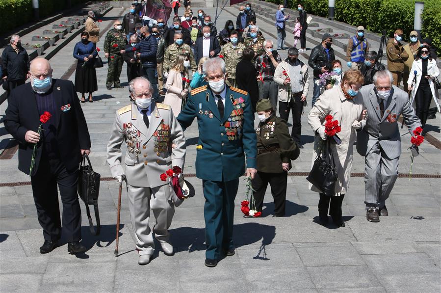 Evento conmemorando a los mártires de la Segunda Guerra Mundial con motivo del Día de la Victoria en Europa en Kiev, Ucrania