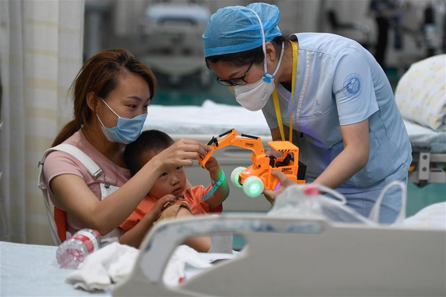 Varias enfermeras de China siguen atendiendo sus puestos de trabajo durante el Día Internacional de la Enfermería