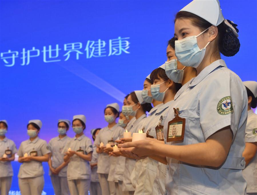 Enfermeras recién reclutadas asisten a ceremonia de entrega de gorra en Sichuan