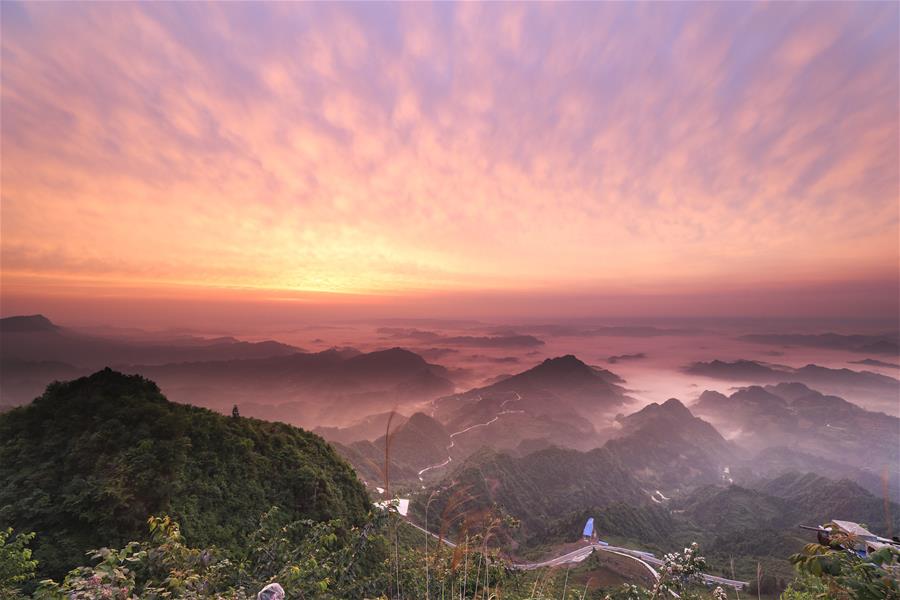 Paisaje matutino de la montaña Tianlong