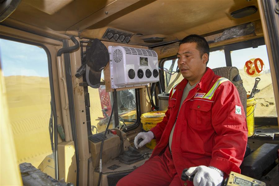 Xinjiang: Construcción de carretera en desierto de Taklimakan