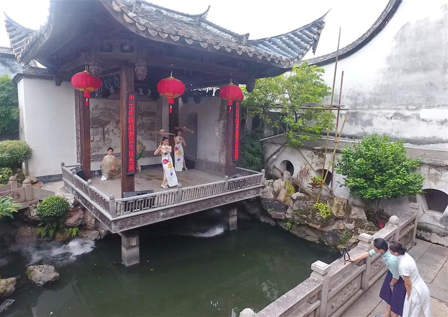 Fujian: Actuación a través de transmisión en directo con teléfono celular en área histórica y cultural de Fuzhou