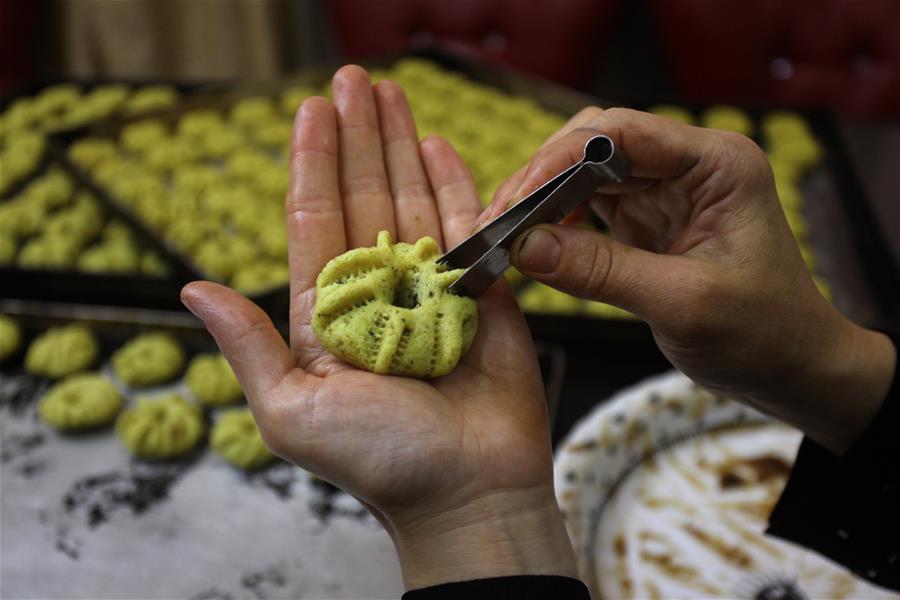 Elaboran galletas tradicionales en la ciudad cisjordana de Naplusa