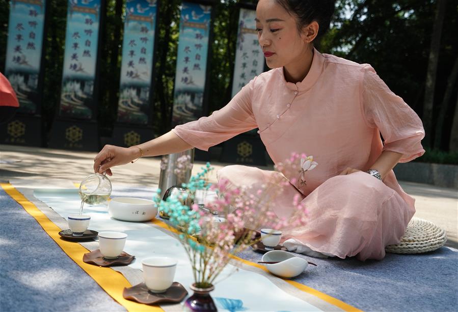 Nanjing celebra competencia de salteado de té Yuhua para conmemorar Día Internacional del Té