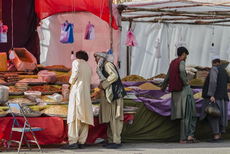 Afganos compran frutas secas previo al festival Eid al-Fitr en Herat